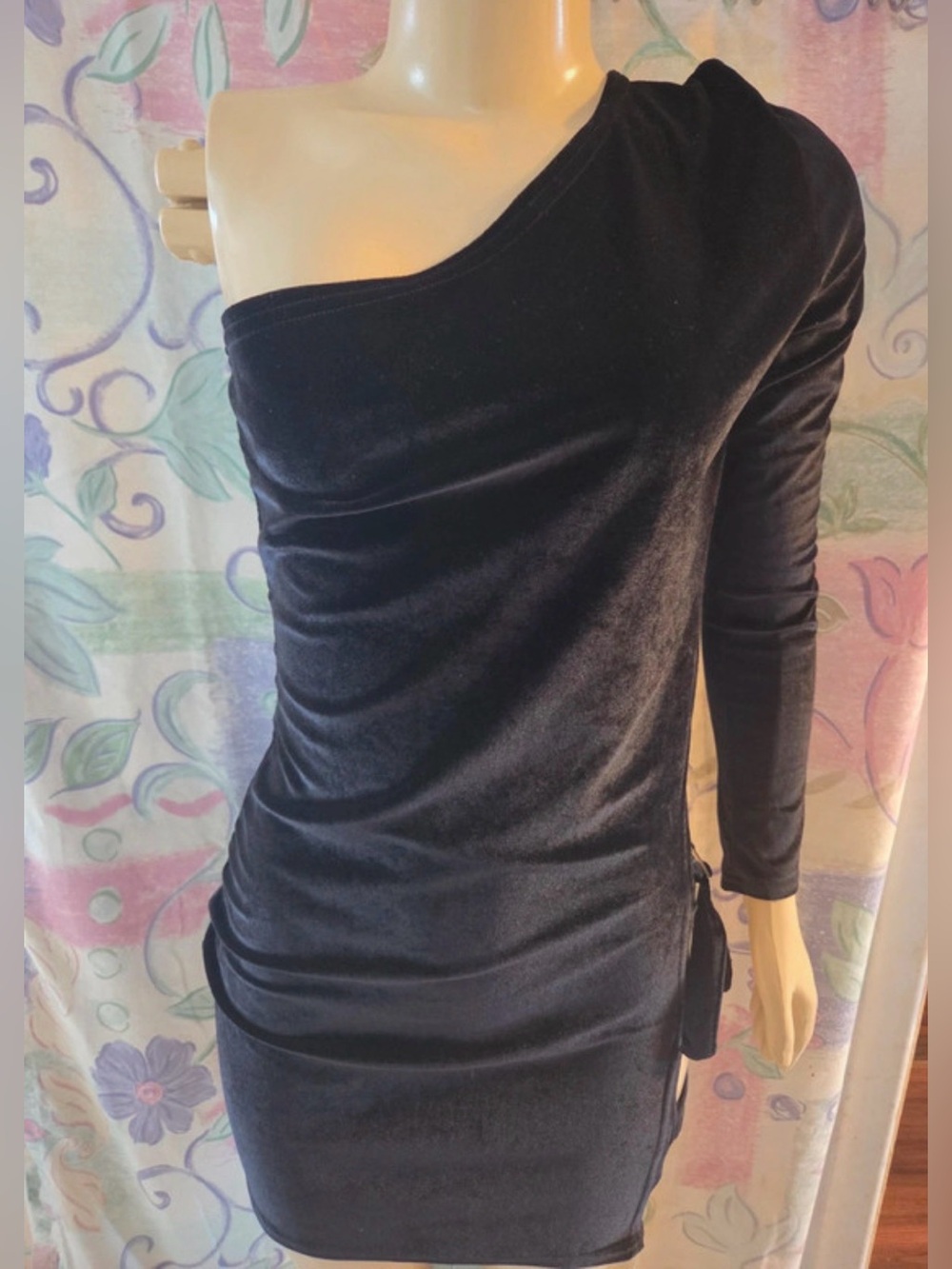 Black One-Shoulder Velvet Mini Dress